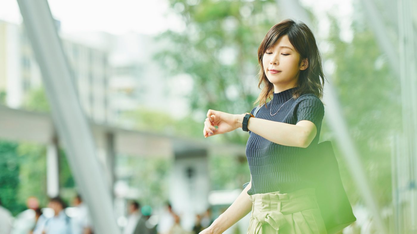 退勤時間を確認する女性